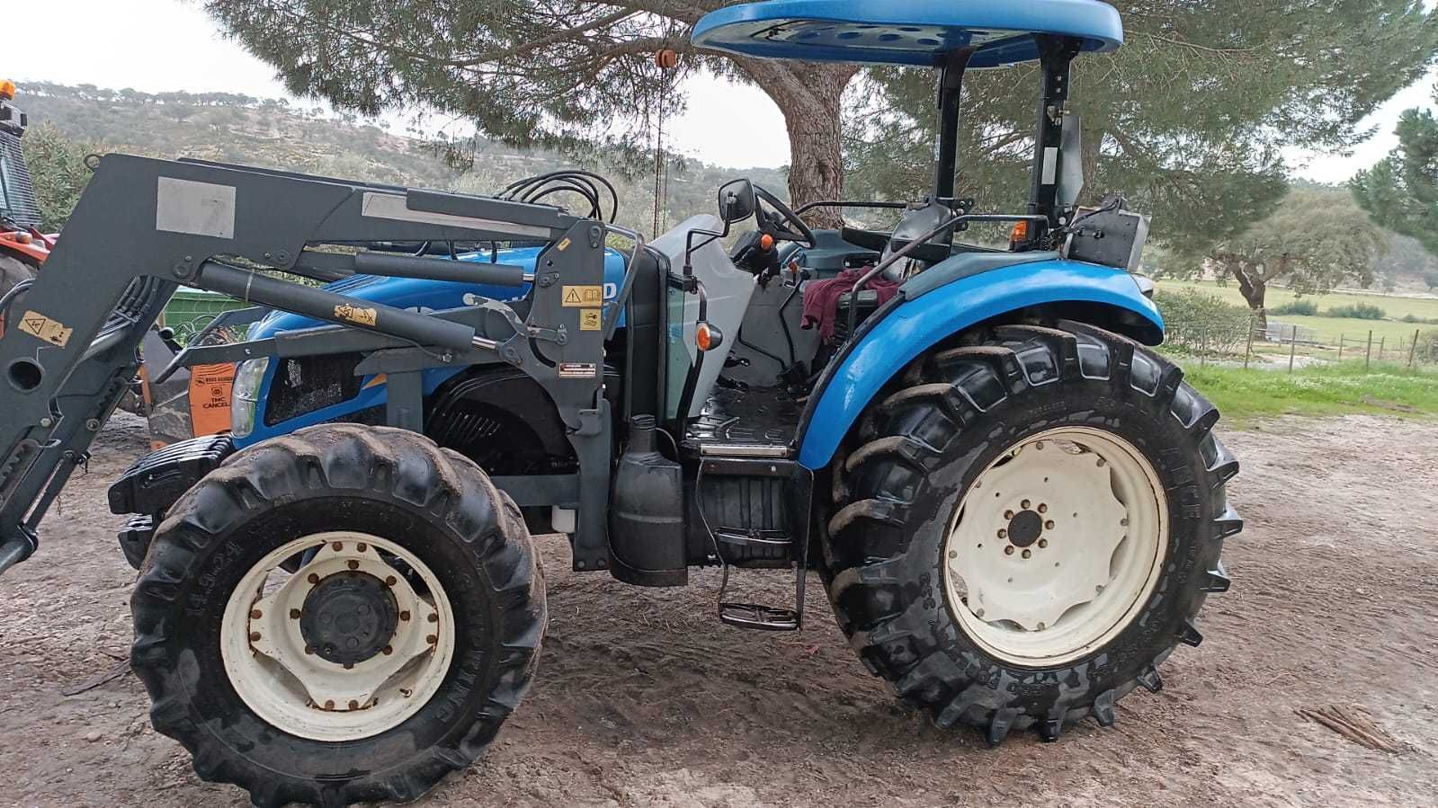 Tractor New Holland 115cv c/ Carregador Frontal