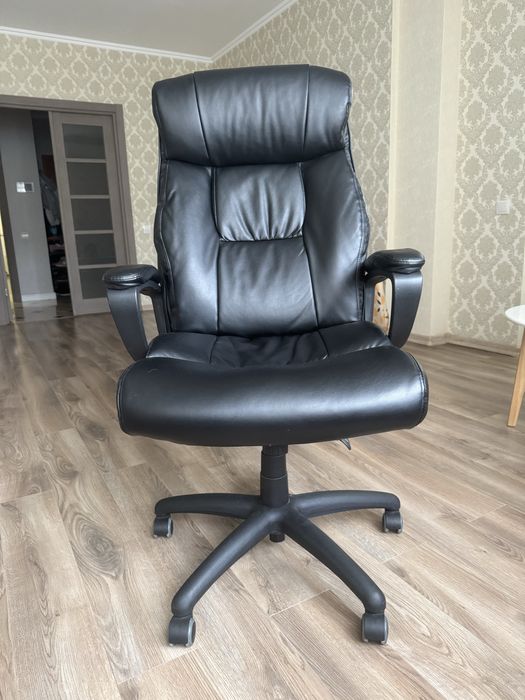 Крісло офісне ( колір чорний , штучна шкіра)