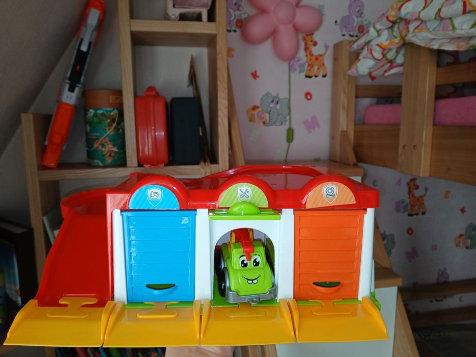 Парковка з машинками.