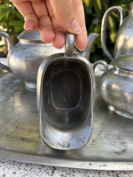 Conjunto de tabuleiro antigo e peças de estanho