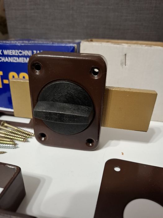 Zamek wierzchni zasuwkowy z mechanizmem bębenkowym