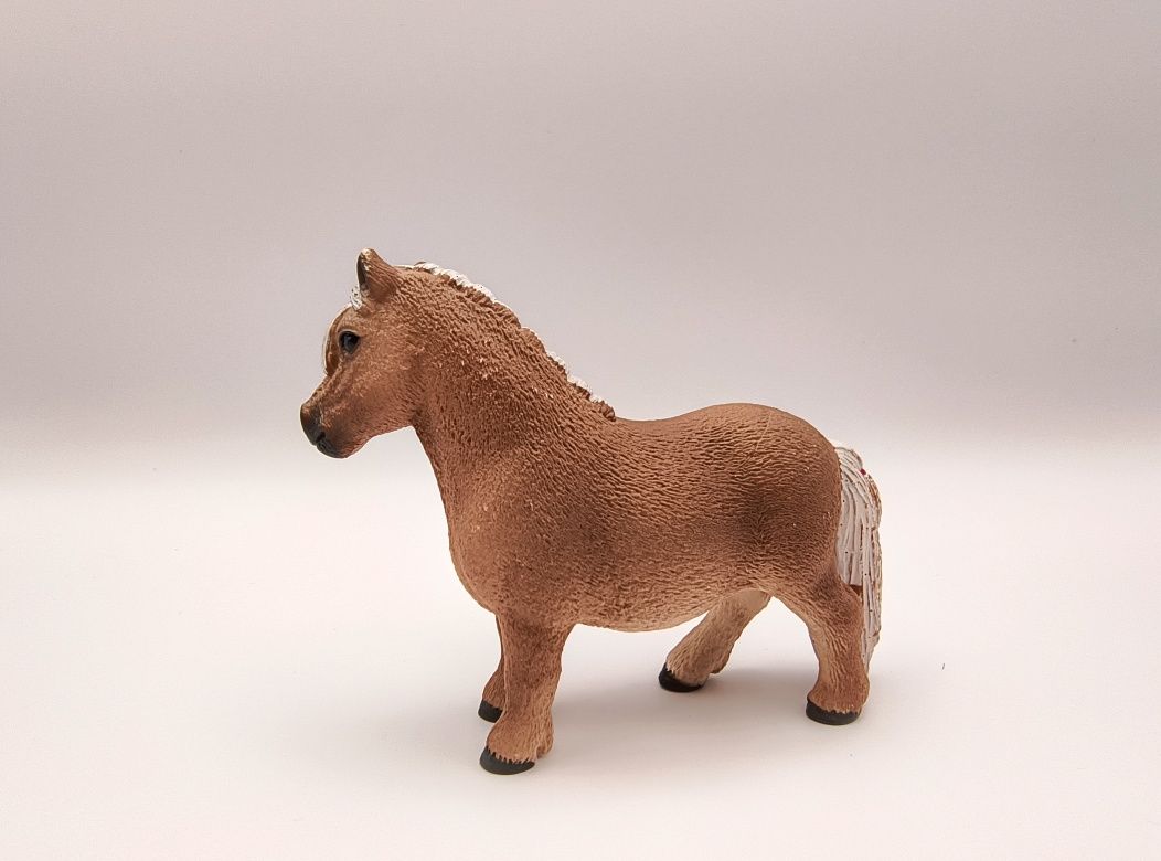 Koń figurka Schleich kuc klacz szetland z jeźdźcem i siodłem
