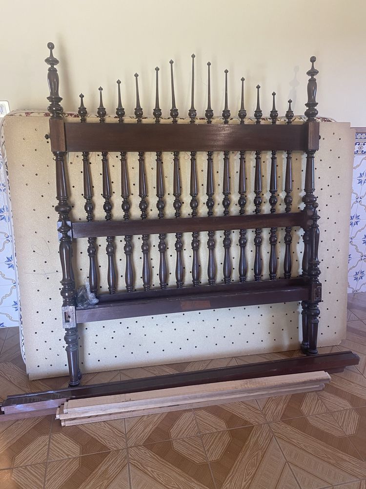 Cama vintage com estrado e colchao