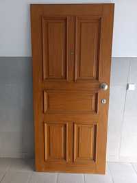 Vendo esta bonita porta de madeira maçiça