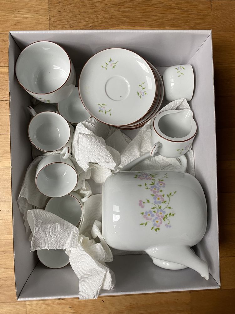 Porcelana w zdobienia z kwiatami