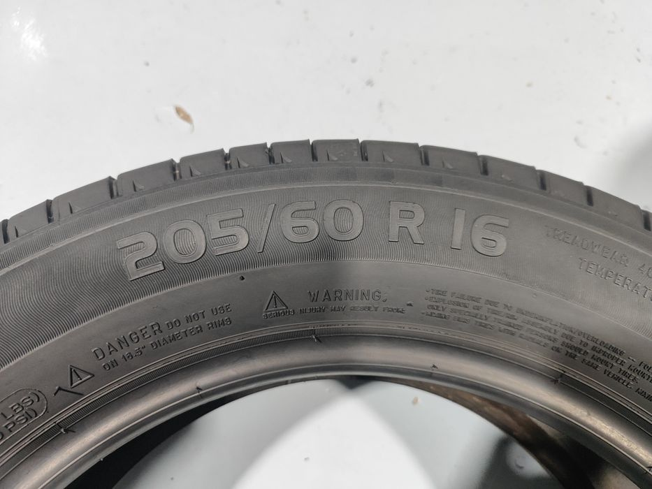 2 pneus semi novos 205-60R16 Michelin - Oferta dos Portes