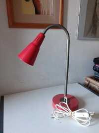 Czerwona lampka biurkowa. IKEA