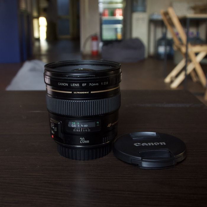 Canon EF 20 mm f/2.8 USM.