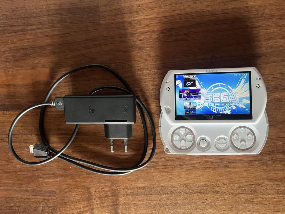 PSP Go Branca com carregador e cartão de memória