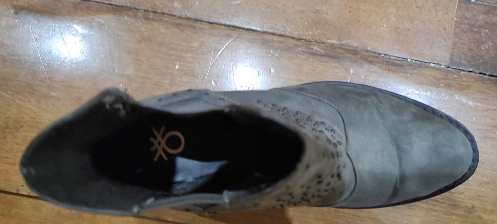 Botins castanhos da marca Beneton n. 39