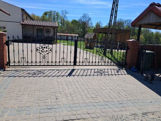 Brama wjazdowa - stalowa, kuta