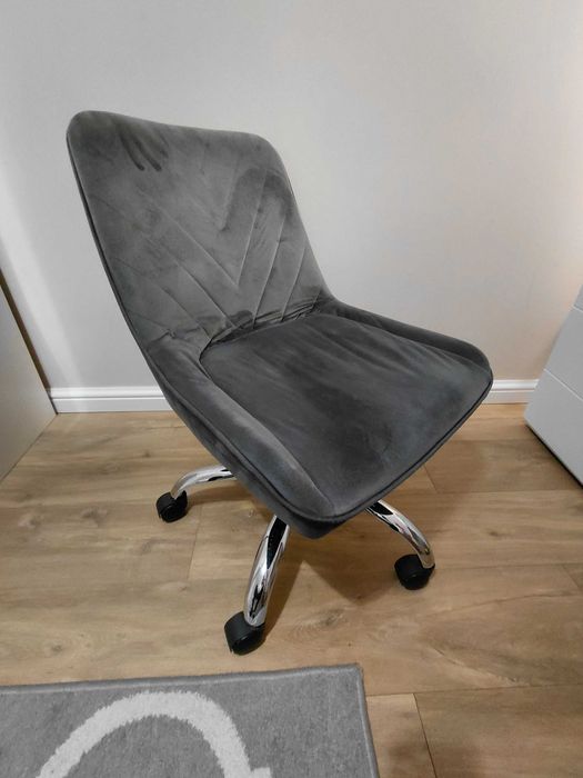 szare krzesło na kółkach dziewczęce