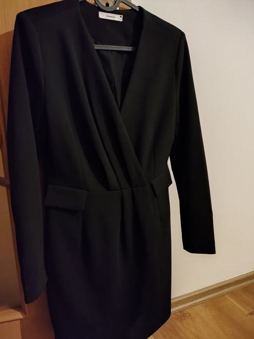 Czarna żakietowa sukienka