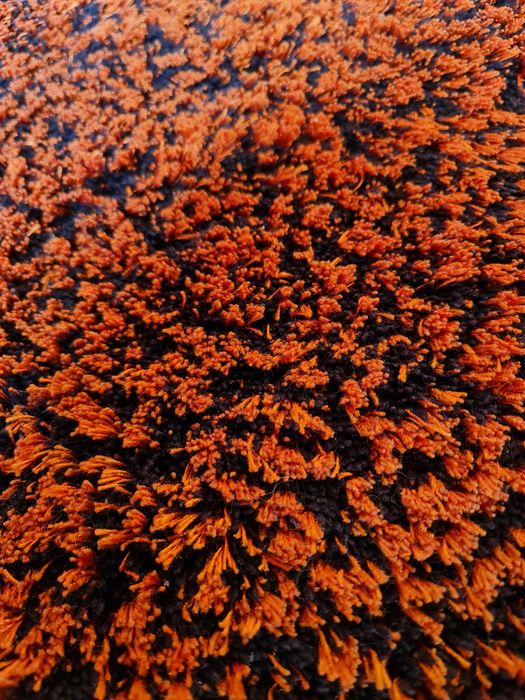 Komplet dywanów z długim włosiem czarno-pomarańczowy mało używany