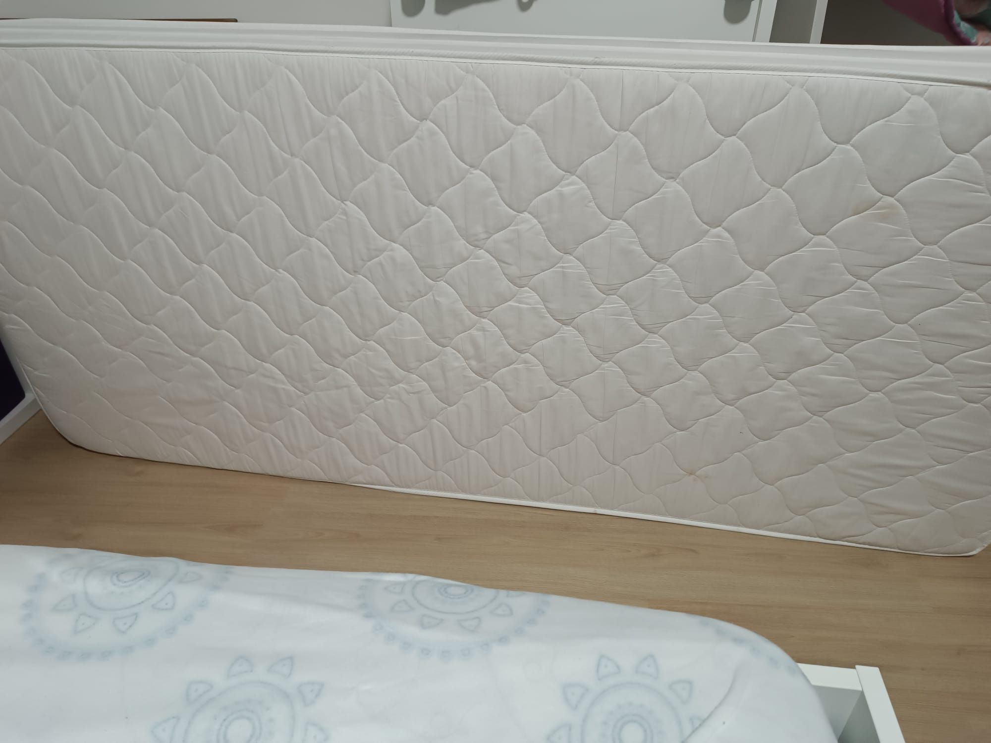 Cama malm, com colchão e estrado e duas gavetas