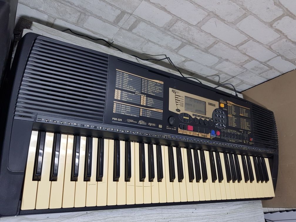 Синтезатор Yamaha PSR-225  динамічна клавіатура б/у з Німеччини