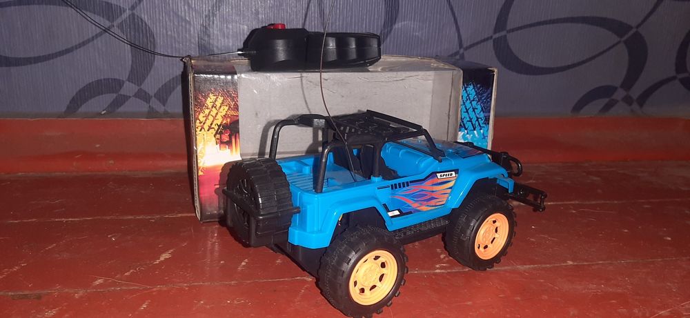 Машинка перевертышь на радиоуправлении.