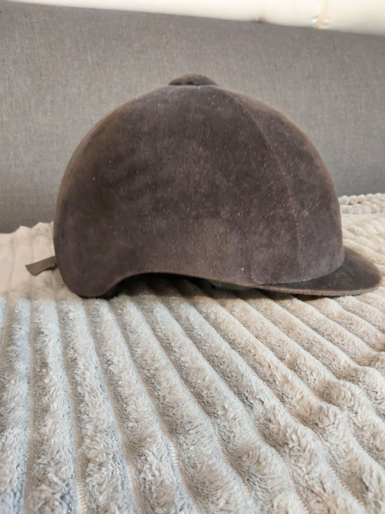 kask jeździecki firmy Fouganza