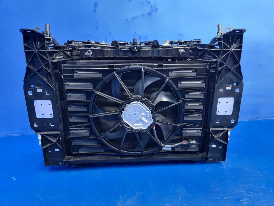 AUDI E-TRON 4KE Передня панель, телевізор