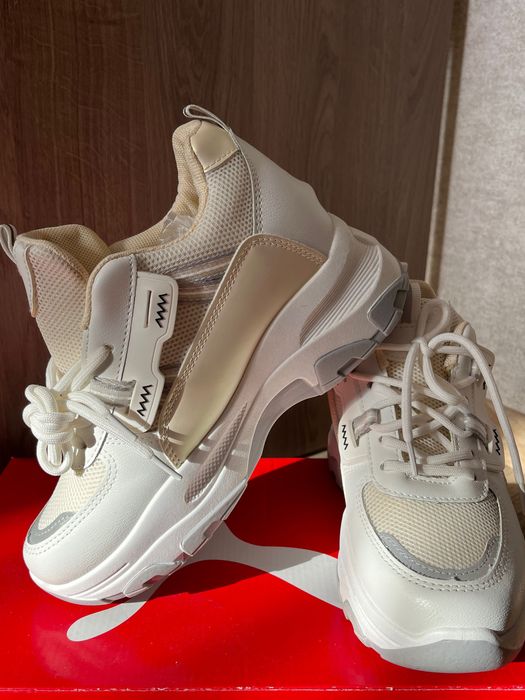 Продам нові жіночі кросівки