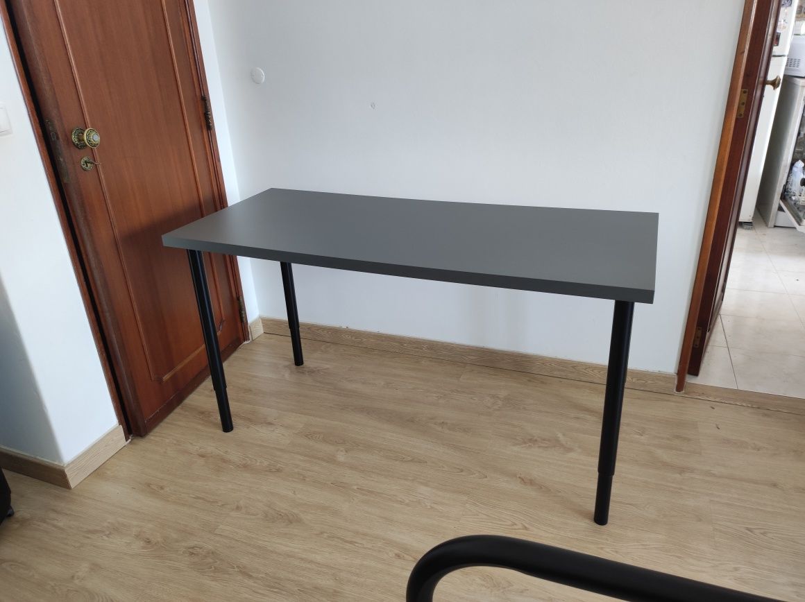 Mesa com pés reguláveis