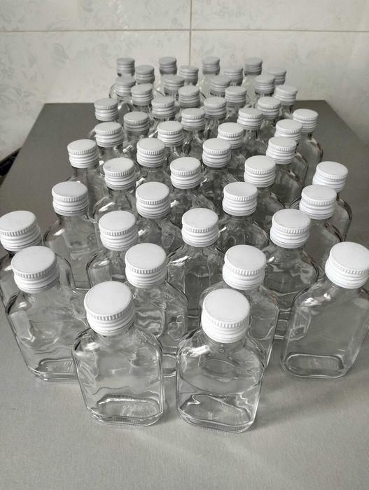 Butelki szklane 100 ml plus zakrętki, 50 sztuk.