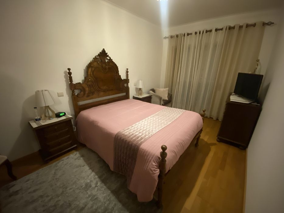 Quarto de casal em estado razoavel