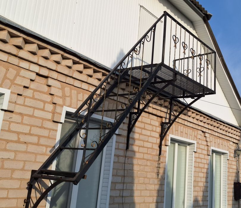 Балкон-драбина на горище