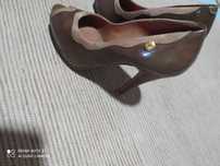 Sapatos castanhos em pele e verniz