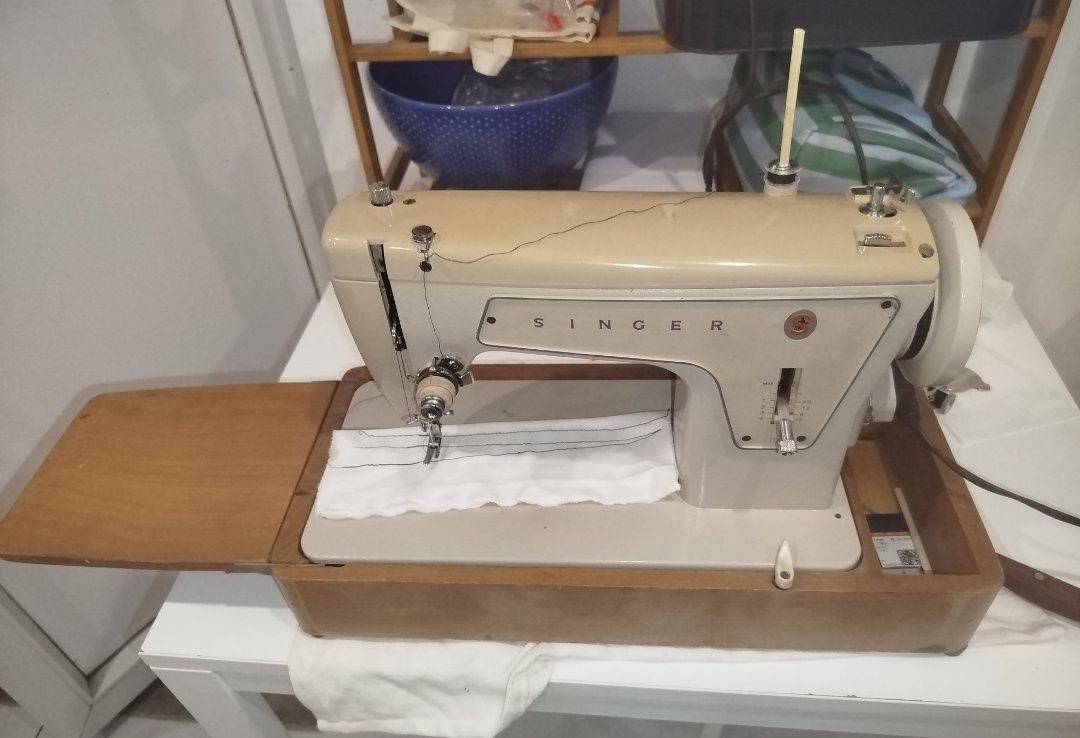 Máquina de costura Singer com base de madeira