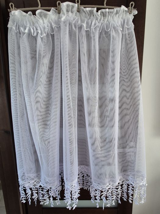 Firanka biała z gipiurą szerokość 1,50 m, wysokość 1,10 m.
