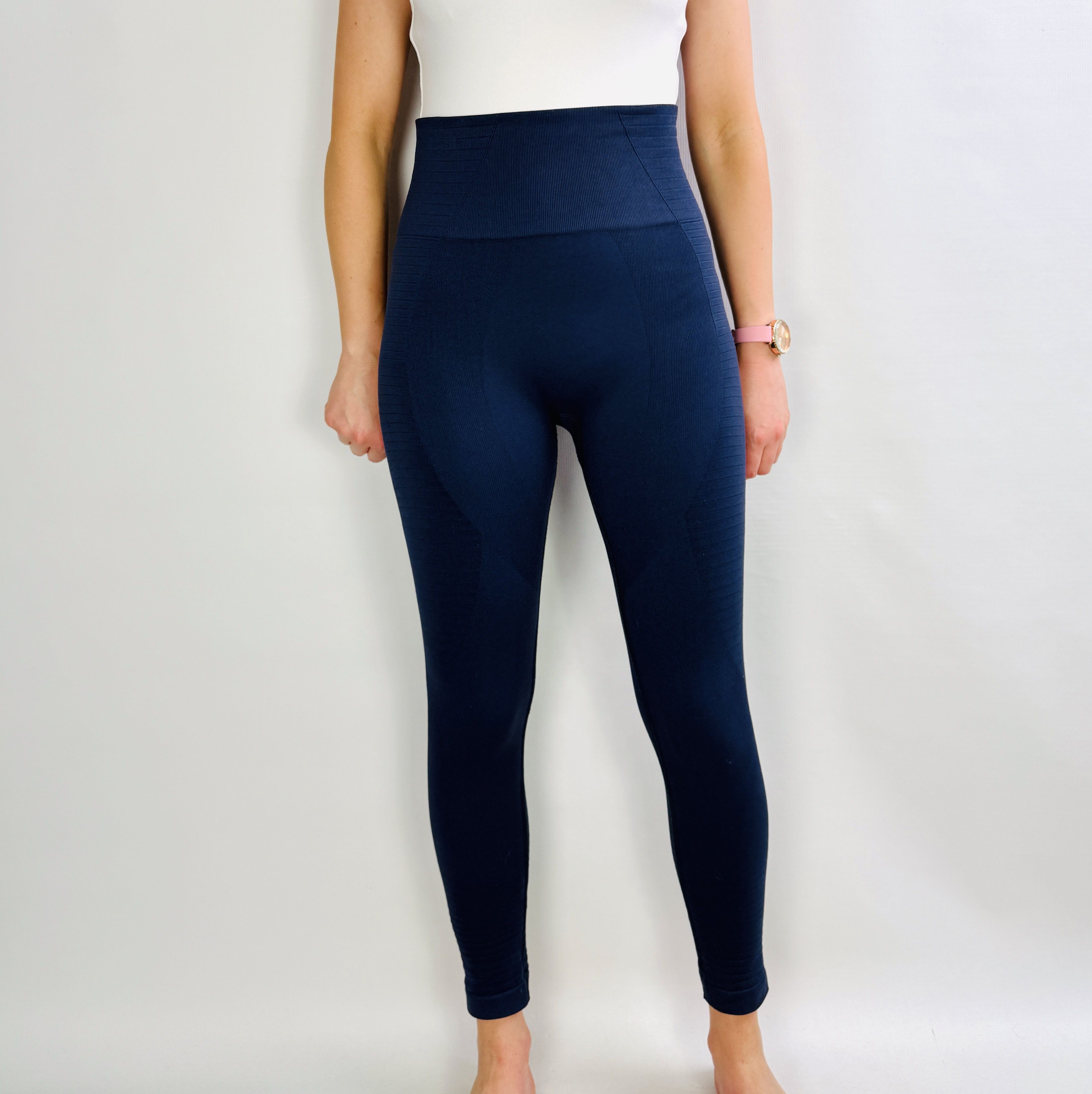 Granatowe sportowe legginsy z wysokim stanem i modelującymi strefami