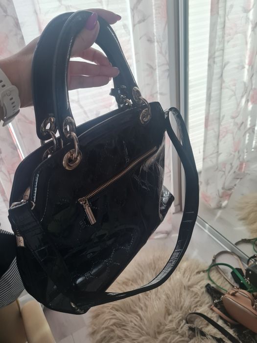 Czarna lakierowana torebka Kazar w bardzo dobrym stanie