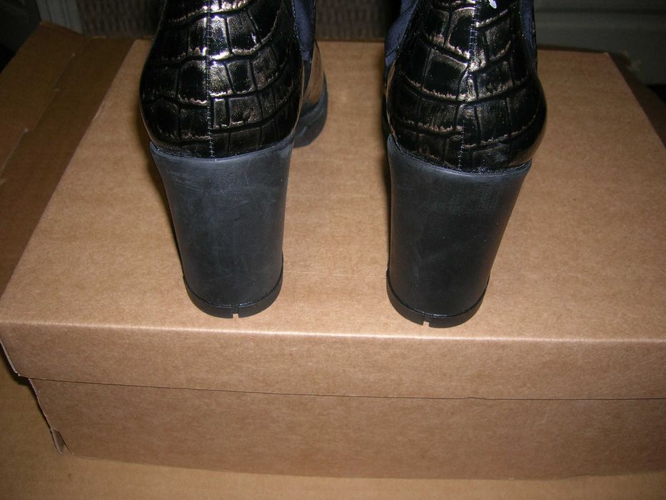 Жіночі шкіряні ботильйони LORBAC з крокодиловим візерунком. Розмір 41