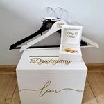 Białe pudełko na koperty obrączki wieszaki ślubne Złote napisy ślub