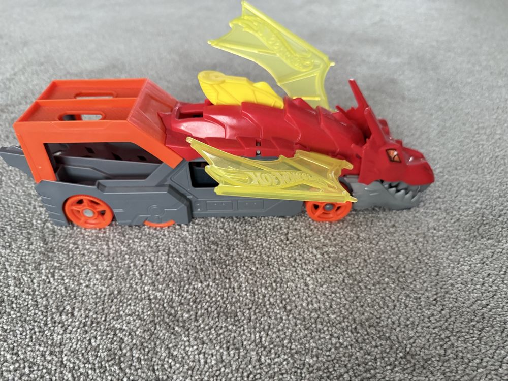 Трак Хот Вілс Транспортер Дракон Hot Wheels Dragon Launch Transporter
