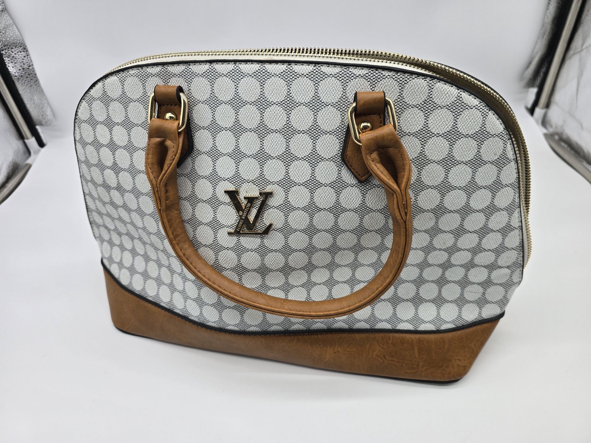 Mala nova com estampagem tipo Louis Vuitton