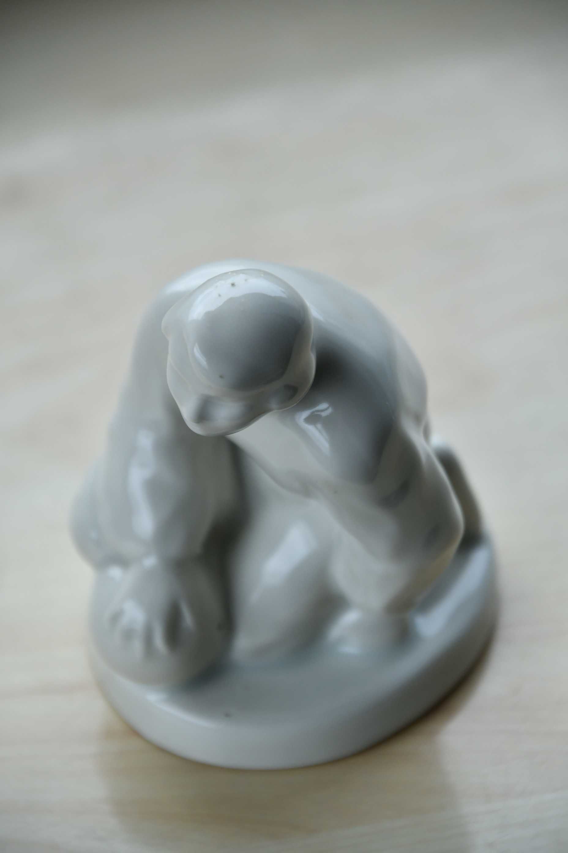 Figurka szczypiornisty Koenigszelt porcelana JAWORZYNA ŚLĄSKA