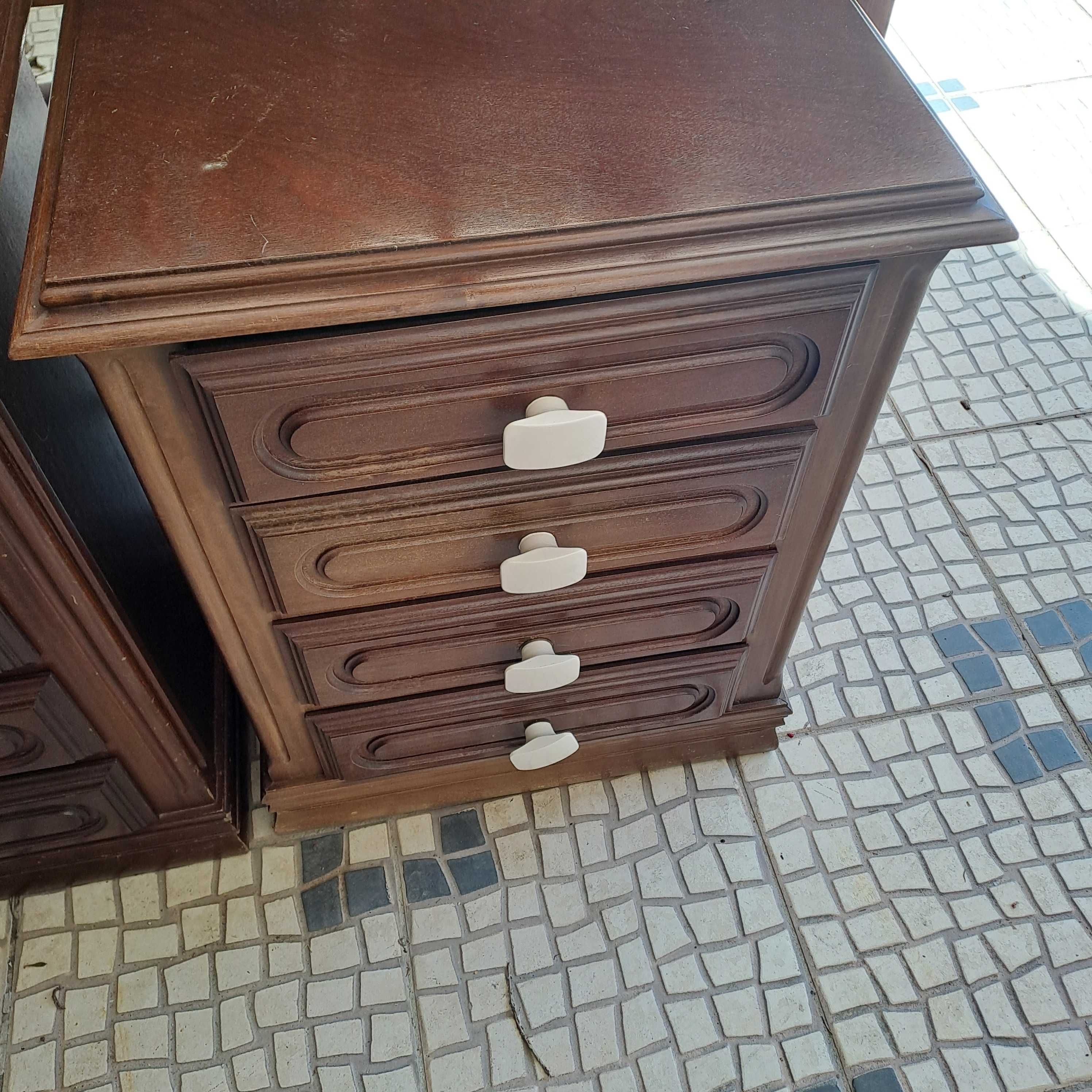 Cama casal e mesinhas de cabeceira