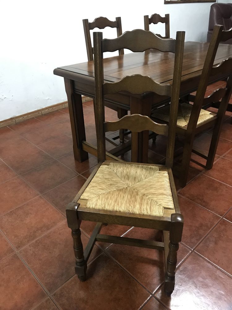 Mesa e cadeiras nogueira