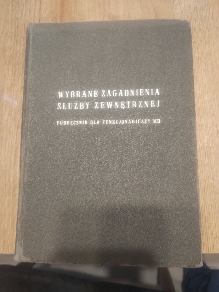 Książka podręcznik dla funkcjonariuszy MO