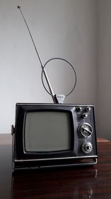 Портативный черно-белый телевизор Шилялис 402Д