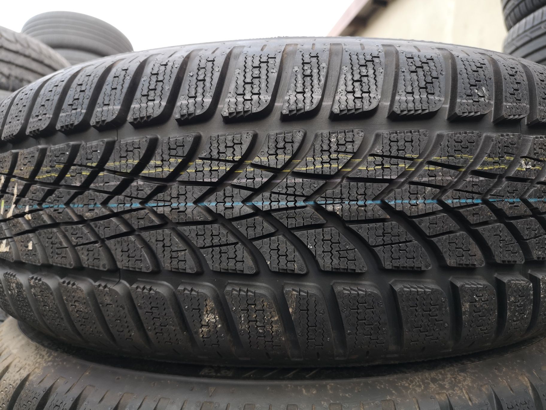 Opony zimowe 215/55/18 Dunlop 4szt