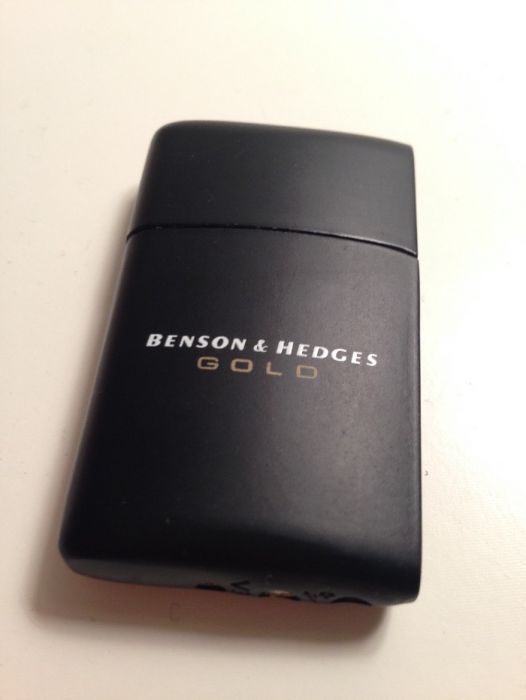 Isqueiro marca "benson & hedges"