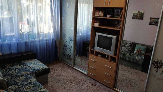 Продаж двокімнатної квартири в гуртожитку на Гречанах