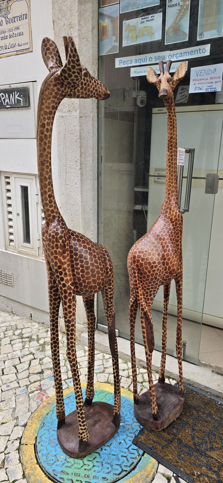 Casal de girafas em madeira esculpida