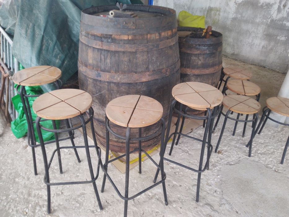 Duas barricas/barris com 9 bancos.