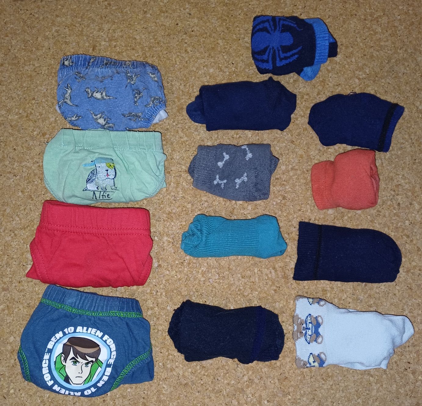 Conjunto de roupas variadas 3/4 anos menino. 30 peças. Bom estado