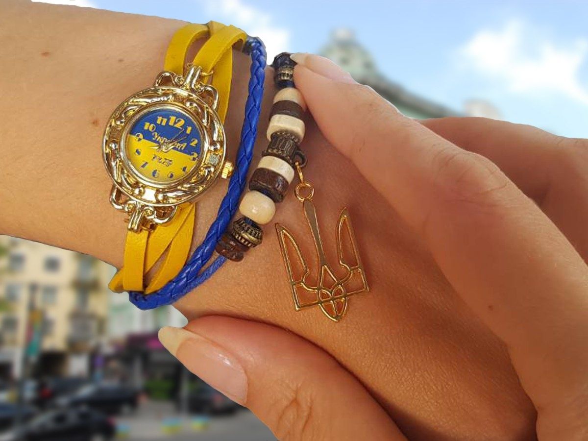 Жіночий годинник в українському стилі