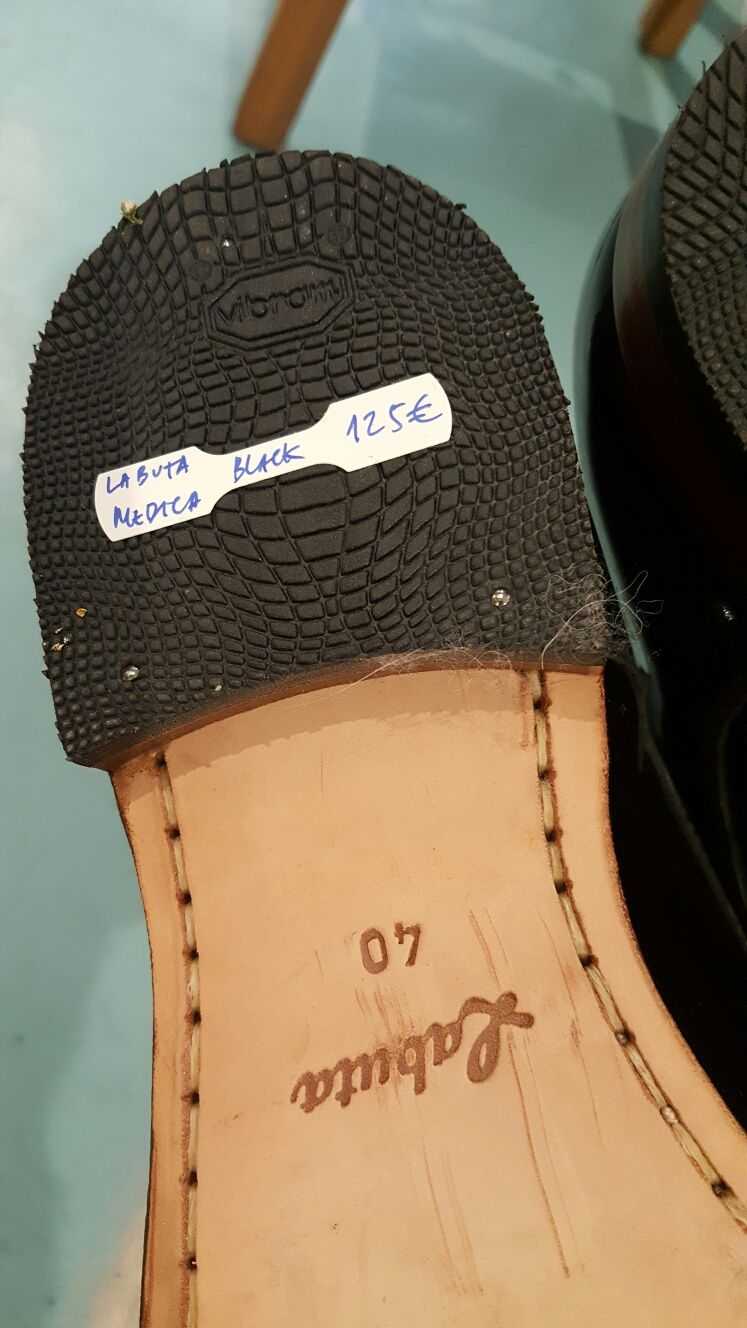 Sapatos NOVOS em pele restos de loja 39 e 40 custavam 125€